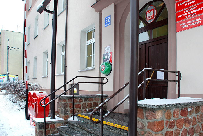 Pojemnik w kształcie serca na plastikowe nakrętki przed budynkiem Starostwa Powiatowego w Olecku