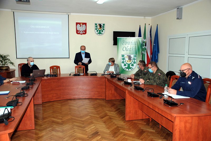 Członkowie Powiatowego Zespołu Zarządzania Kryzysowego podczas posiedzenia