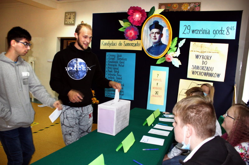 Uczniowie podczas głosowania; wybierają Samorząd Wychowanków