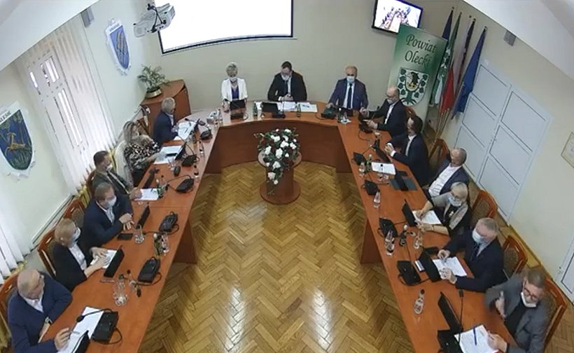 Sala Starostwa Powiatowego w Olecku w czasie sesji.