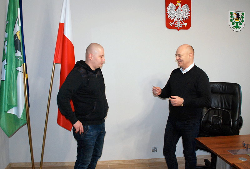 Wicestarosta Olecki wręcza prawo jazdy mieszkańcowi powiatu oleckiego