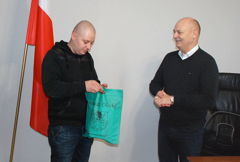 Wicestarosta Olecki wręcza gadżety mieszkańcowi powiatu oleckiego