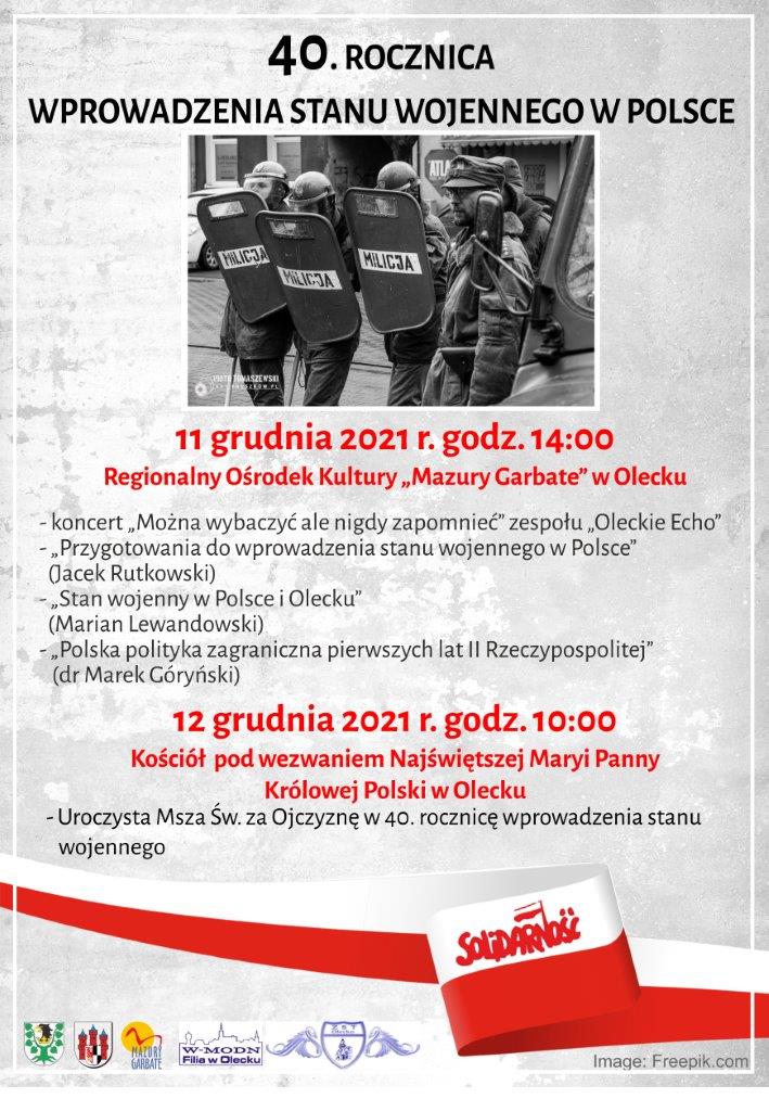 Napis: 40. rocznica wprowadzenia stanu wojennego w Polsce. Pod nim zdjęcie. Na nim 5 osób. 3 z nich trzyma tarcze z napisem milicja. W tle samochody i budynki. Pod zdjęciem program obchodów – 11.12.2021 r. o 14:00 i 12.12.2021 r. o 10:00 i 6 logotypów.