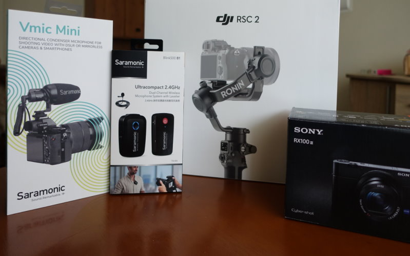 4 pudełka na stole. Na nich obrazki sprzętu fotograficzno-filmowego.