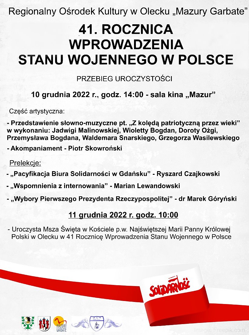 Napisy. Regionalny Ośrodek Kultury w Olecku Mazury Garbate. 41. rocznica wprowadzenia stanu wojennego w Polsce. Przebieg uroczystości. 10.12.2022 r., godz. 14:00, sala kina Mazur w Olecku: część artystyczna i prelekcje. 11.12.2022 r., godz. 10:00, msza święta w kościele Najświętszej Marii Panny Królowej Polski w Olecku. Dokładny program w notatce nad plakatem. Pod nimi barwy Polski z logiem Solidarności. Pod nimi 4 logotypy, tj. 2 urzędów, instytucji kultury i szkoły.