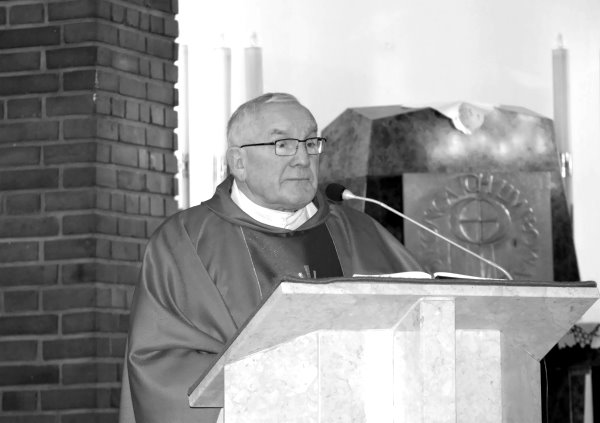 Ksiądz Prałat Stanisław Tabaka przy mikrofonie w czasie kazania.