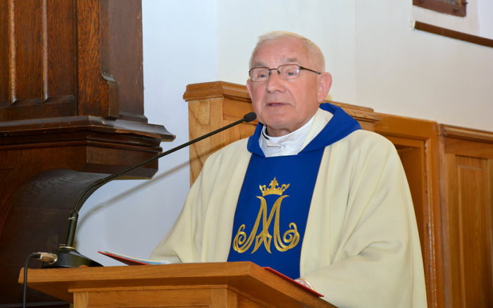 Ksiądz prałat Stanisław Tabaka w czasie kazania w kościele pod wezwaniem Podwyższenia Krzyża Świętego w Olecku