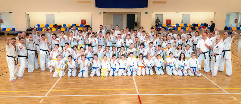Wspólne zdjęcie uczestników obozu karate kyokushin w sali