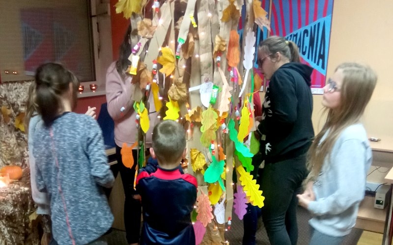 Uczestnicy Nocy Bibliotek przy magicznym drzewie