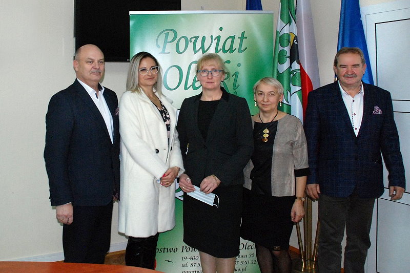 Zarząd Powiatu w Olecku: Starosta Olecki Marzanna Pojawa-Grajewska, Wicestarosta Olecki Marek Dobrzyń, Zofia Bordzio, Izabela Sertel i Czesław Gontar