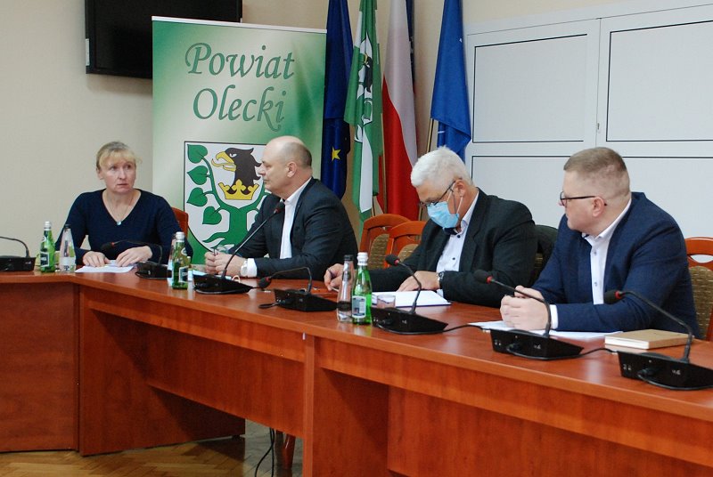 Pracownicy urzędów podczas spotkania w sali