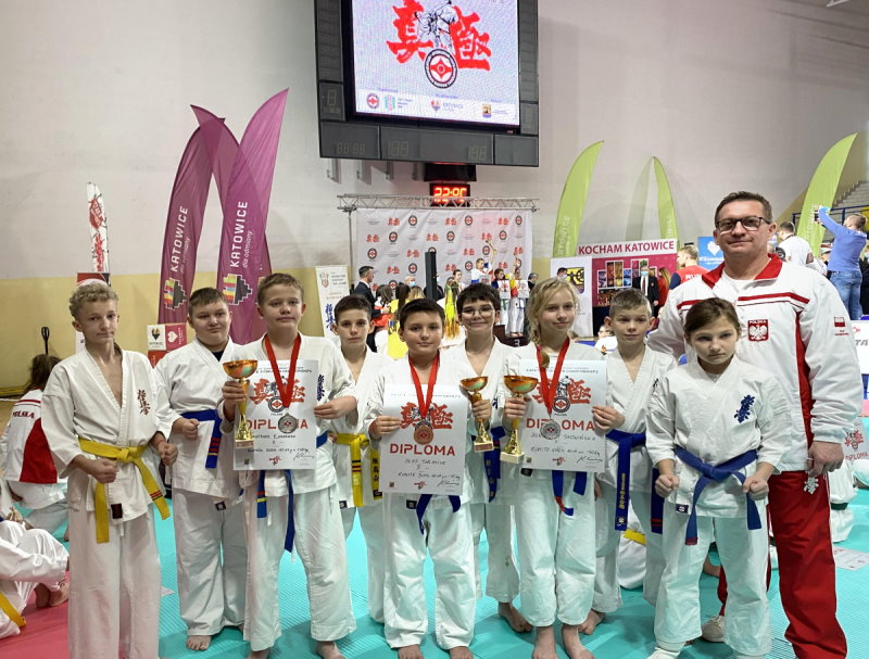 Wspólne zdjęcie zawodników karate z trenerem