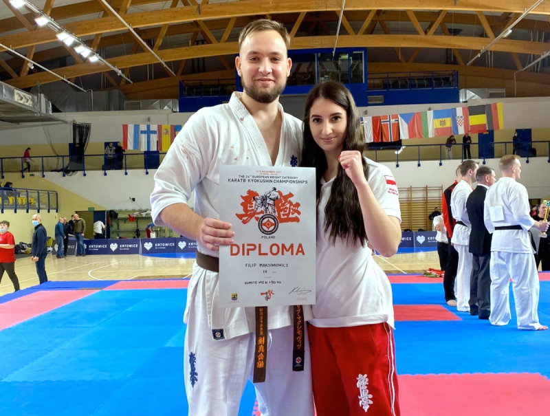 Wspólne zdjęcie zawodnika karate z trenerem